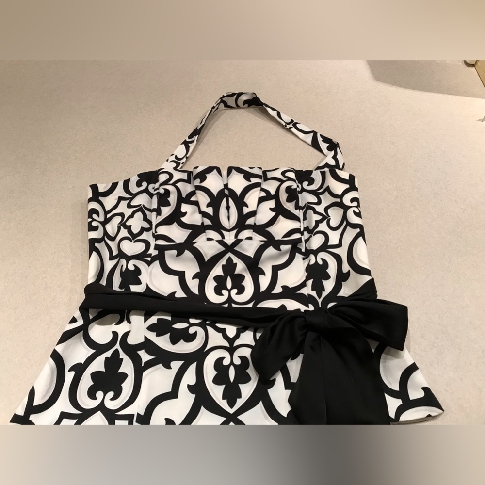 White House Black Market Halter w/removable neck strap. Size M.